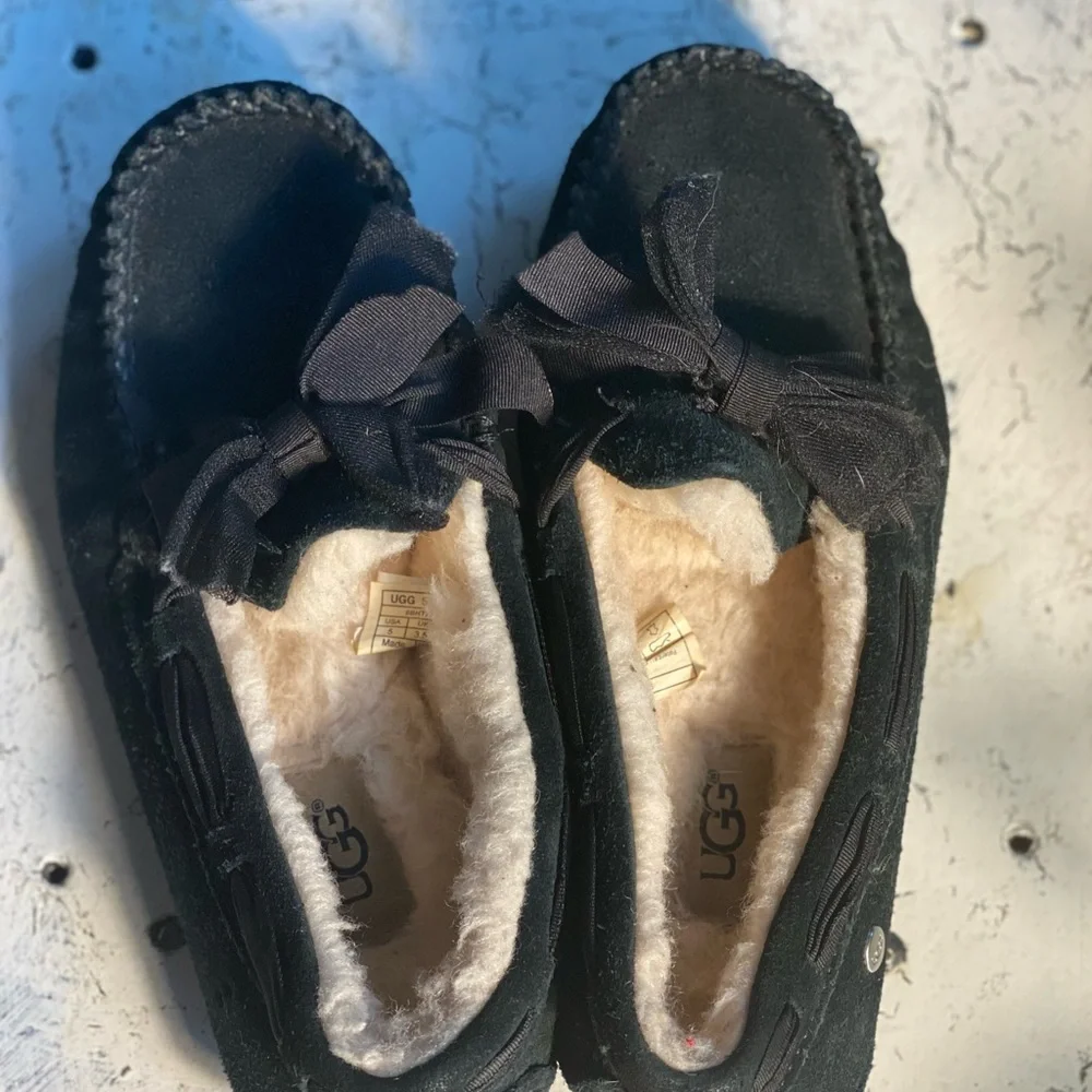 UGG Kids Moccasins in Forest Black Details - Picture 6 of 11